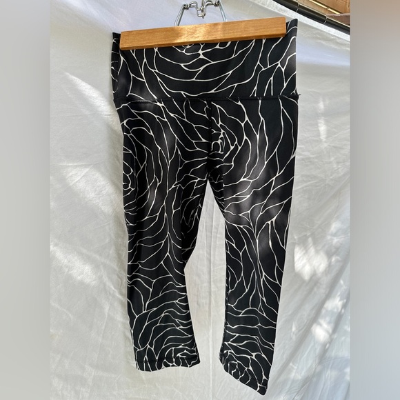Lululemon Athletica Women's Black and White Cropped  Leggings size 4 - Picture 4 of 4